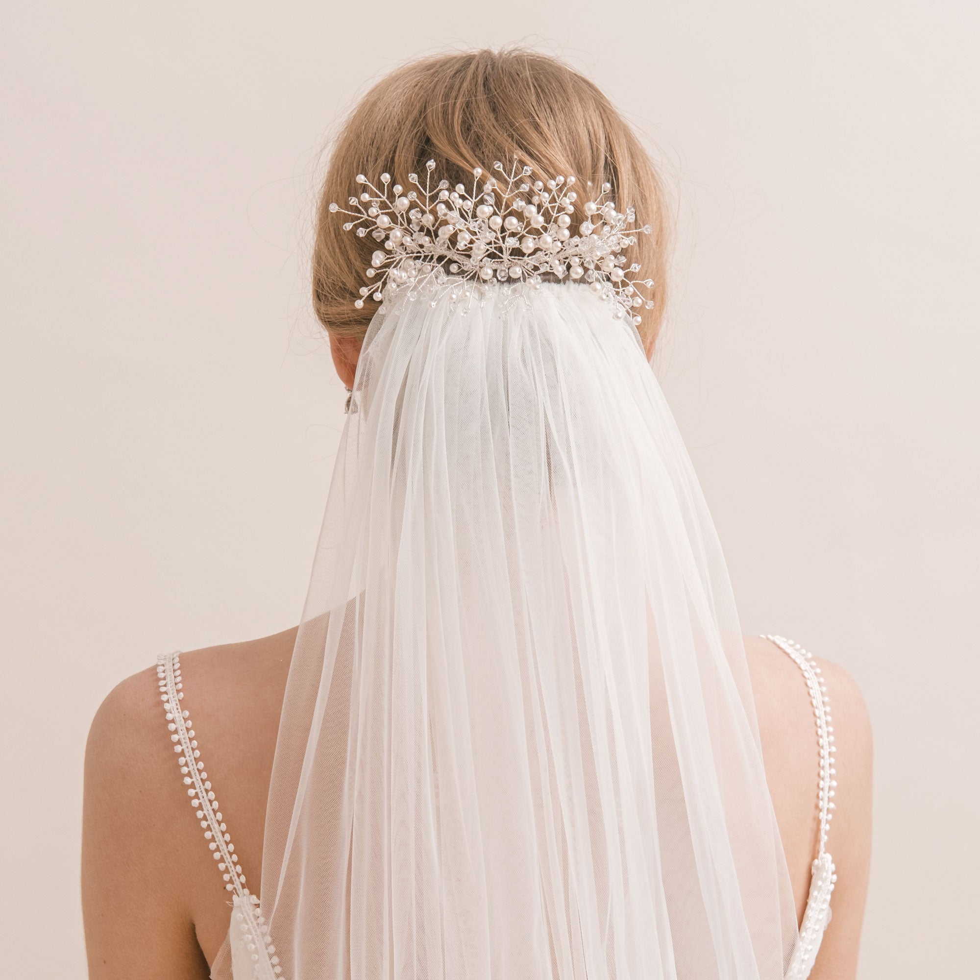 http://www.libertyinlove.co.uk/cdn/shop/products/Pearl-veil-comb--00001.jpg?v=1679822666