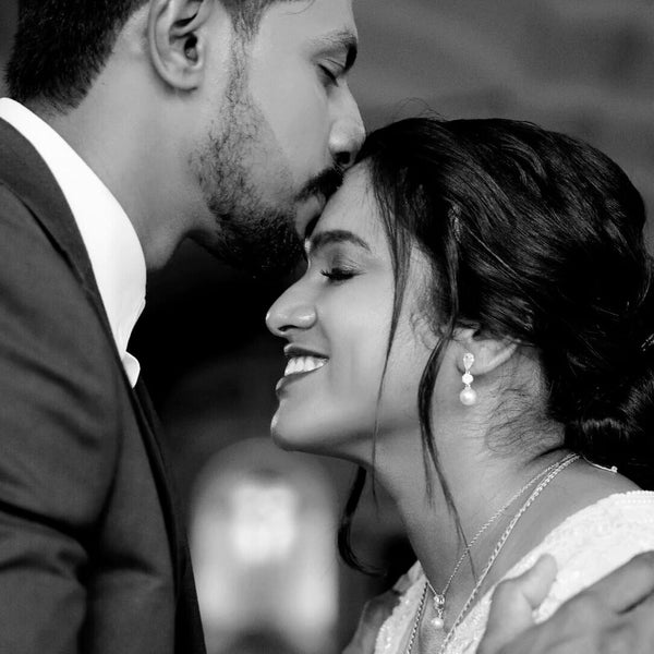 Disna wore the Avery halo crystal and pearl drop earrings (gold) and the Coco pearl drop necklace (gold) by Aria. Photography by Wedding Stories Photography.